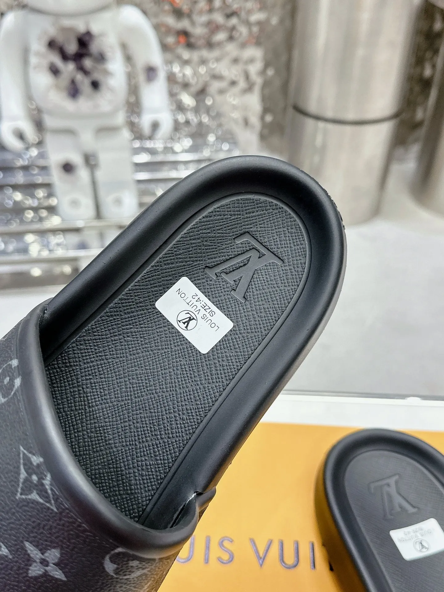 [L Home] P: 300💰 ▪️Shoe size: Women's 35-40 Men's 38-46▪️Packaging: Counter top quality~original packaging 𝟐𝟎𝟐3 New embossed slippers at Louis Vuitton counters, lv monogram embossed slippers, Waterfront sandals are back, the upper buckle is embossed with lv's iconic Monogram pattern. Made of waterproof rubber with a comfortable and resilient insole. The lightweight, flexible outsole is embossed with the Louis Vuitton logo. ▪️Fabric: Original molded rubber foam surface ▪️Technology: embossed logo ▪️Sole: Original molded rubber foam outsole ▪️Sole thickness: 3CM.